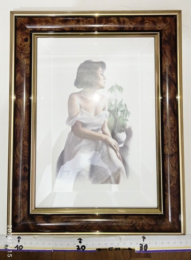 PAREJA DE CUADROS DE MUJERES Y MARCOS DE MADERA