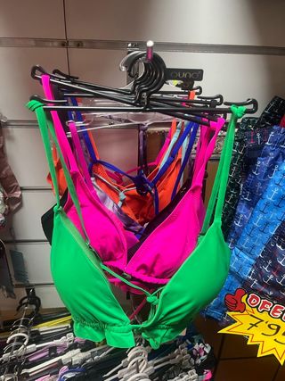 Bañadores  y bikinis .