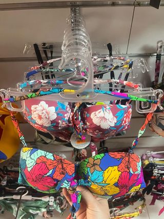 Bañadores  y bikinis .