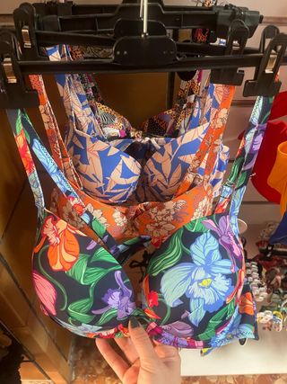 Bañadores  y bikinis .