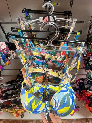 Bañadores  y bikinis .