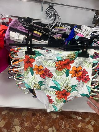 Bañadores  y bikinis .