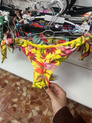 Bañadores  y bikinis .