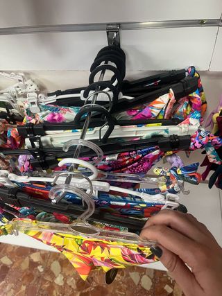 Bañadores  y bikinis .