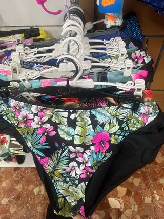 Bañadores  y bikinis .