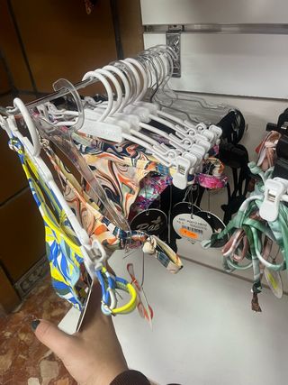 Bañadores  y bikinis .