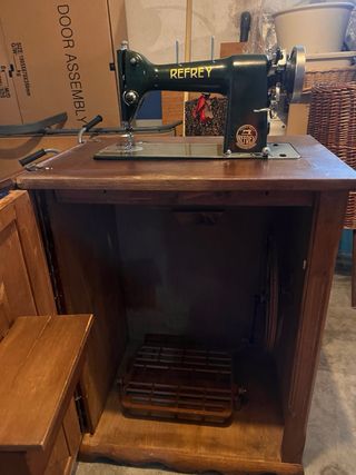 Maquina coser Refrey en mueble artesano