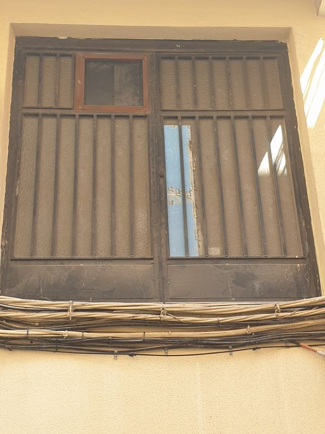 SE VENDE PUERTA DE HIERRO