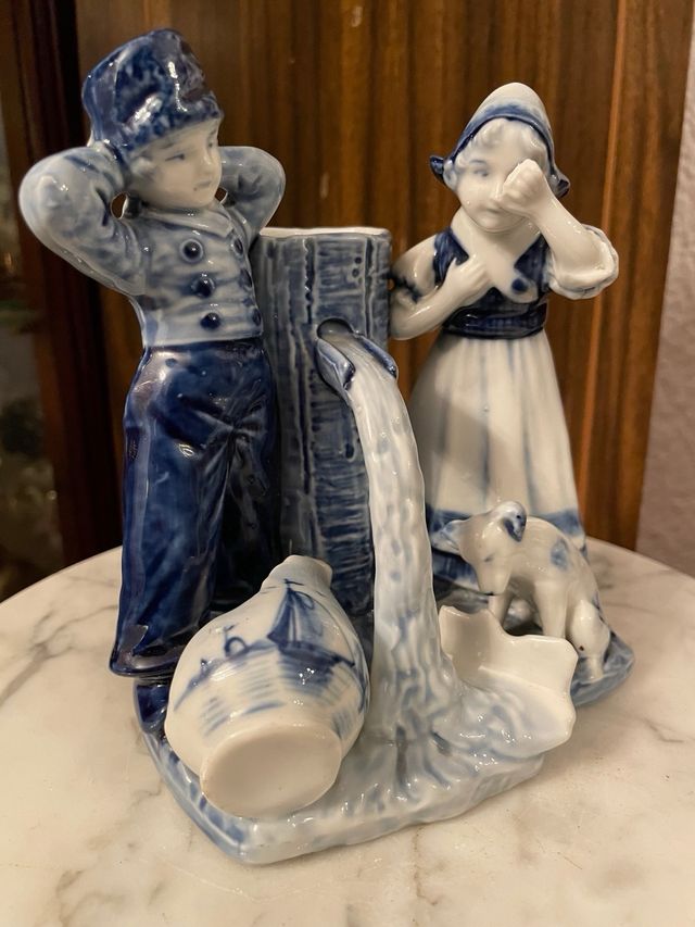 PAREJA DE ANTIGUOS VIOLETEROS. PORCELANA DE DELFT.