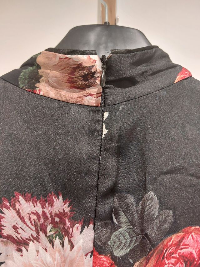 Vestido satinado Zara.