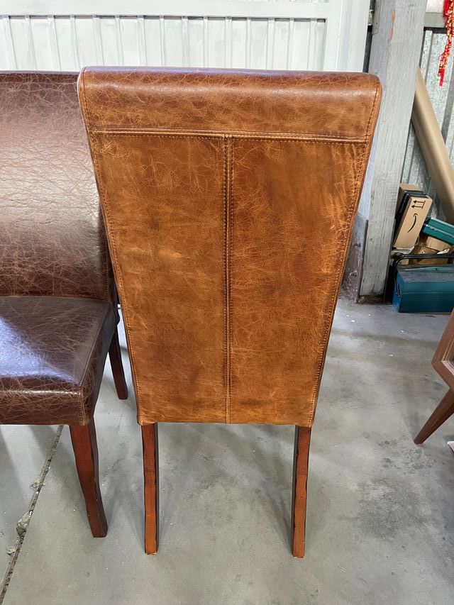 dos sillas cuero y madera