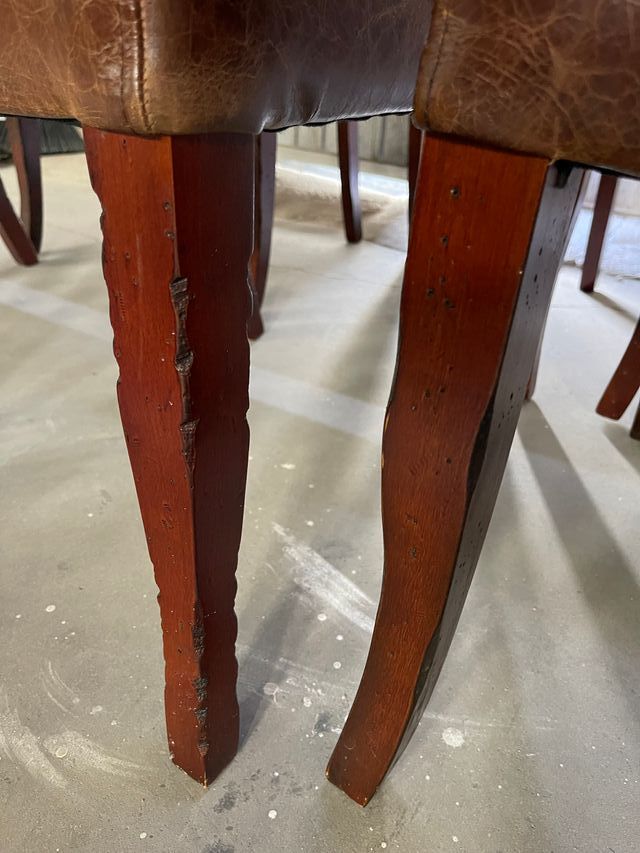 dos sillas cuero y madera