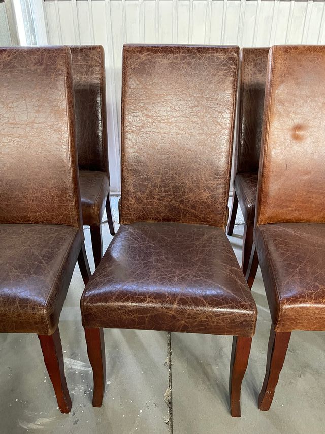 dos sillas cuero y madera