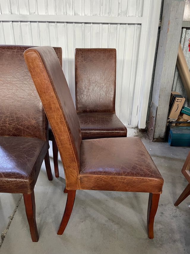 dos sillas cuero y madera