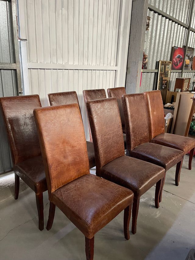 dos sillas cuero y madera