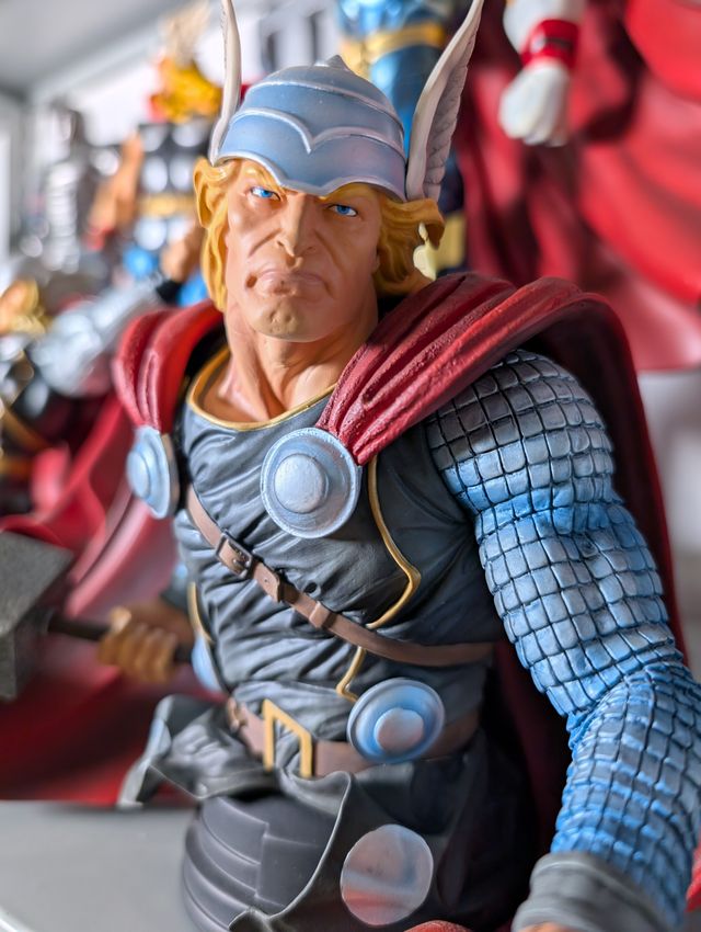 Thor Modern Busto Gentle Giant Bowen