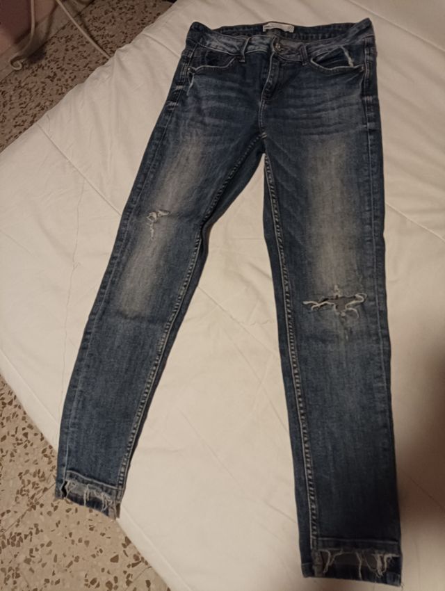Pantalón vaquero roto de Zara