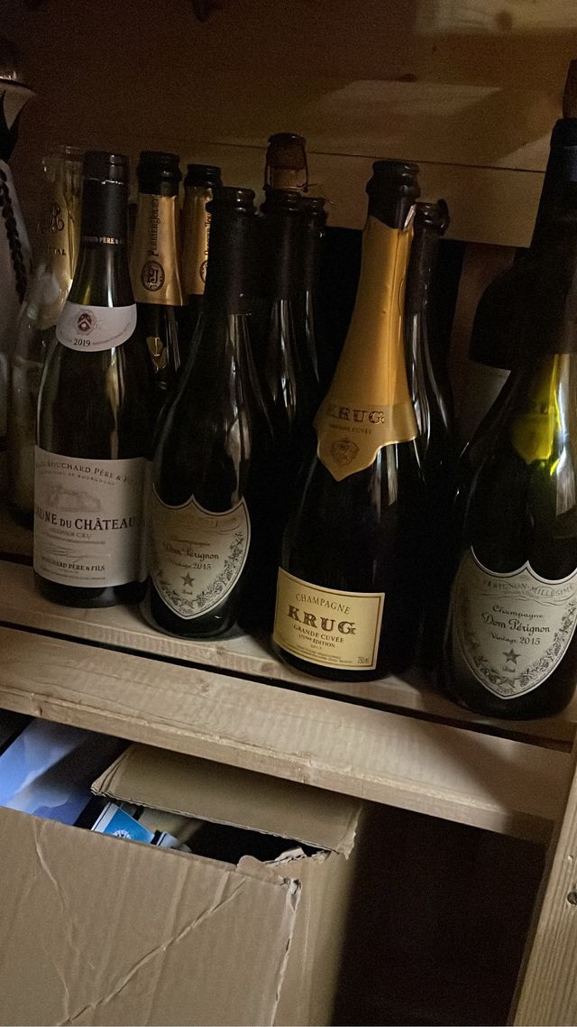 Bottiglie vuote senza tappo