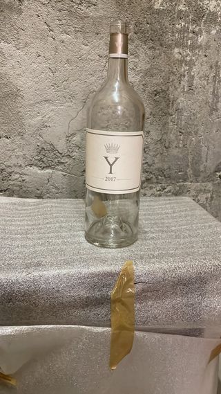 Bottiglie vuote senza tappo