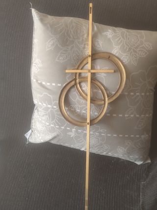 Antigua cruz de pared de metal