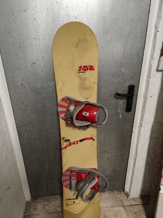 Tabla de snowboard con fijaciones 