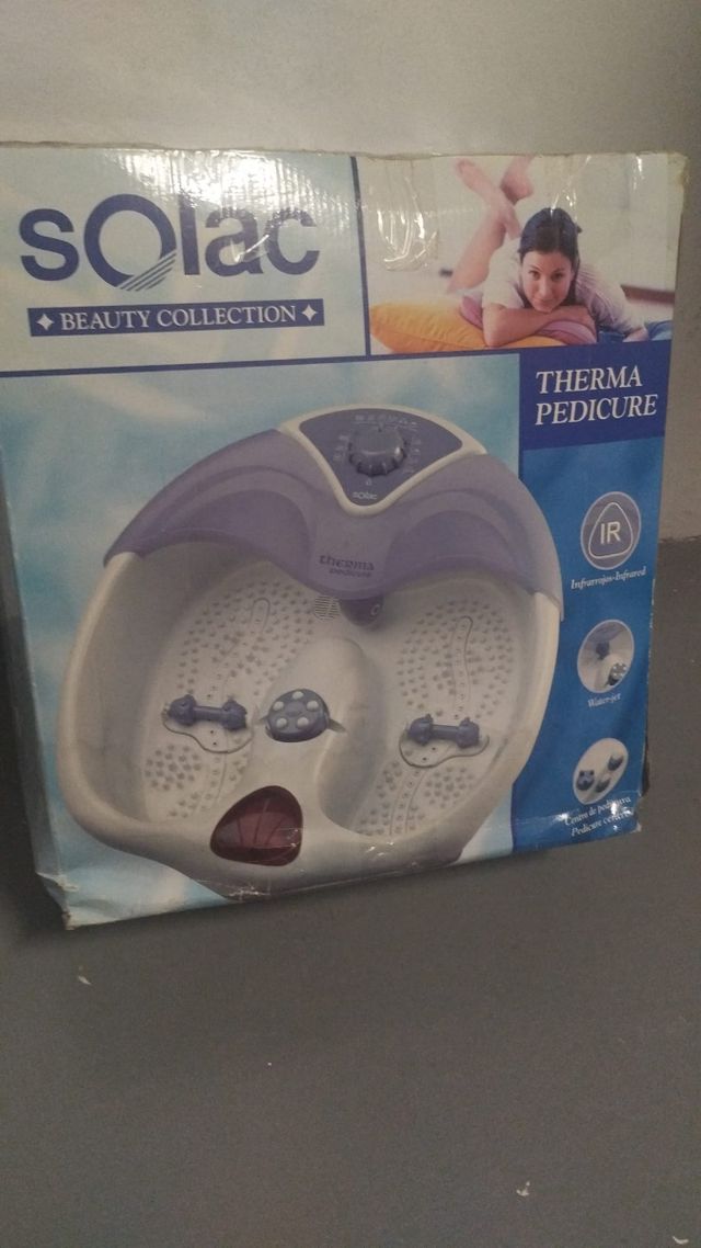 Maquina masajeando pies