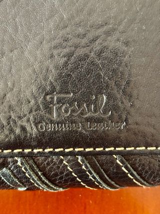 Cartera Fossil de piel negra  Elegancia y calidad