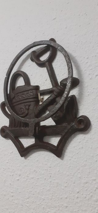 Antiguo soporte de macetas de hierro forjado.