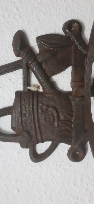 Antiguo soporte de macetas de hierro forjado.