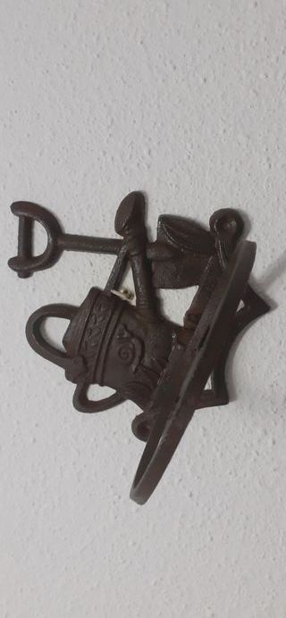 Antiguo soporte de macetas de hierro forjado.