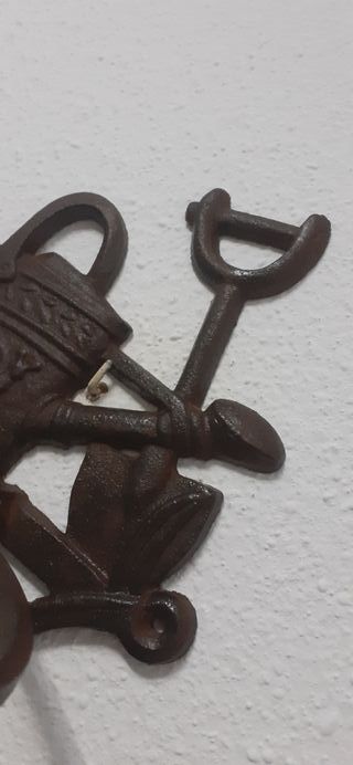 Antiguo soporte de macetas de hierro forjado.