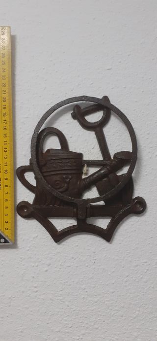 Antiguo soporte de macetas de hierro forjado.