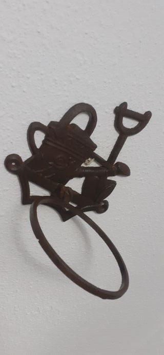 Antiguo soporte de macetas de hierro forjado.