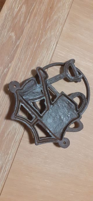 Antiguo soporte de macetas de hierro forjado.