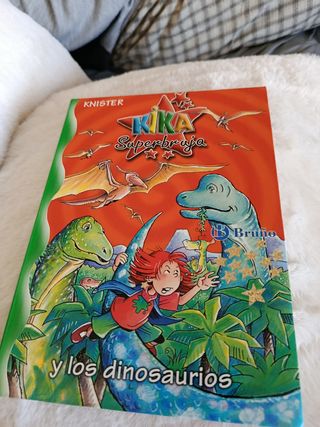 Kika Superbruja y los dinosaurios (Kika Superbruja / Kika Super Witch) (Spanish Edition)