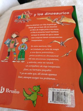 Kika Superbruja y los dinosaurios (Kika Superbruja / Kika Super Witch) (Spanish Edition)