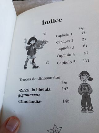 Kika Superbruja y los dinosaurios (Kika Superbruja / Kika Super Witch) (Spanish Edition)