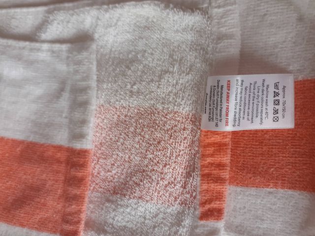 Diferentes toallas muy suaves con rayas