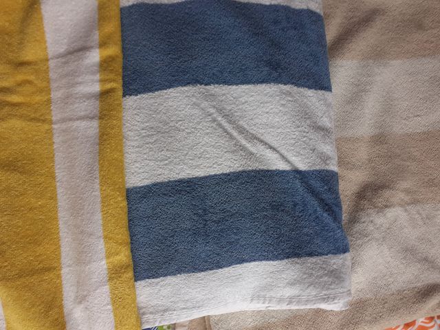 Diferentes toallas muy suaves con rayas