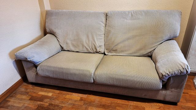Sofá de tres plazas de una pieza beige