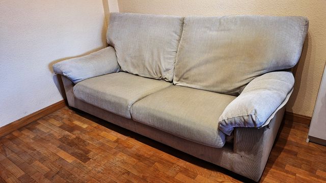 Sofá de tres plazas de una pieza beige