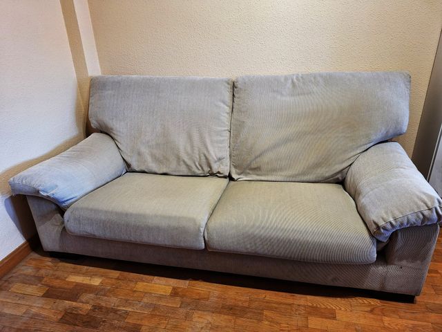 Sofá de tres plazas de una pieza beige