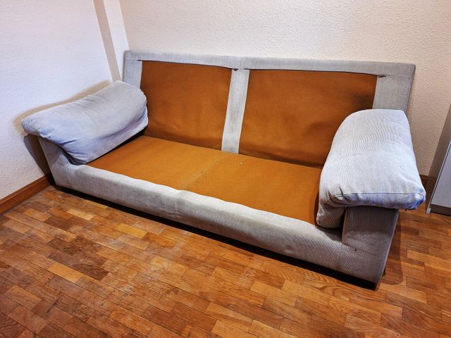 Sofá de tres plazas de una pieza beige