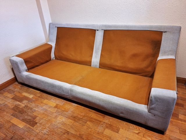 Sofá de tres plazas de una pieza beige