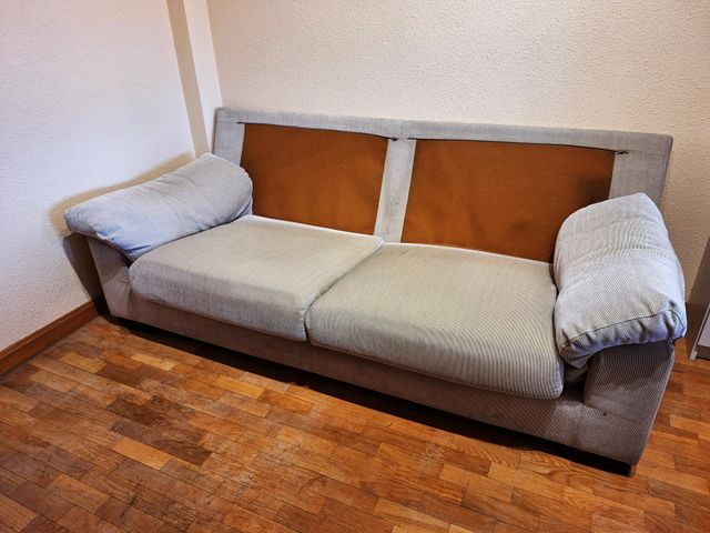 Sofá de tres plazas de una pieza beige