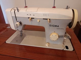 Máquina de coser SIGMA automática.