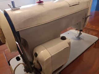 Máquina de coser SIGMA automática.