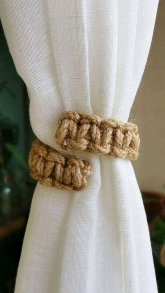 Dos sujetadores de cortinas