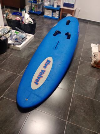 Tabla de surf con vela