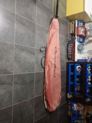 Tabla de surf con vela